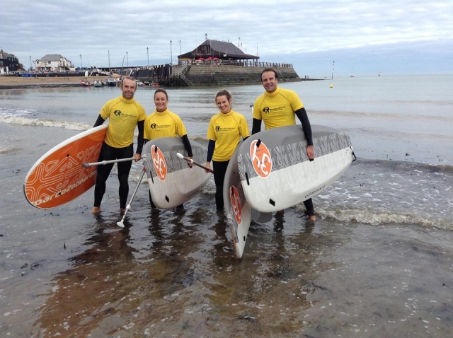  Stand up paddleboard es muy divertido con amigos 